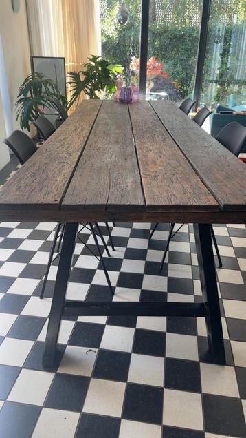 Houten eettafel voor zowel binnen als buiten beschikbaar voor biedingen