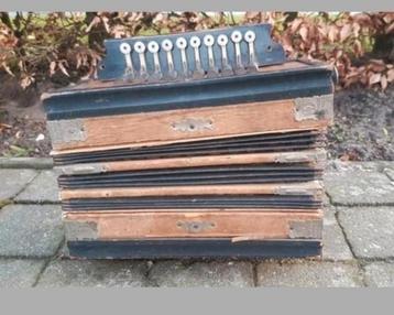 Kleinere bijzondere antieke accordeon met wat huiswerk.

 beschikbaar voor biedingen