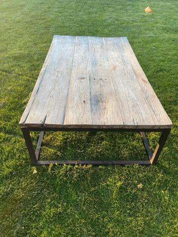 Teak hout salontafel met metalen onderstel beschikbaar voor biedingen