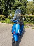Blauwe vespa sprint 2022, Fietsen en Brommers, Scooters | Vespa, Ophalen, Vespa S, Zo goed als nieuw, Benzine