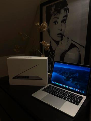 Macbook Pro 2017 13 inch beschikbaar voor biedingen