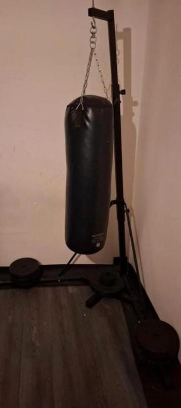 Bokszak met Standaard en Gewichten beschikbaar voor biedingen