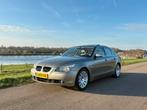 BMW 5-Serie 525i M54 AUT 2004 zeer mooi, Auto's, Metallic lak, Beige, 2000 kg, 10 km/l