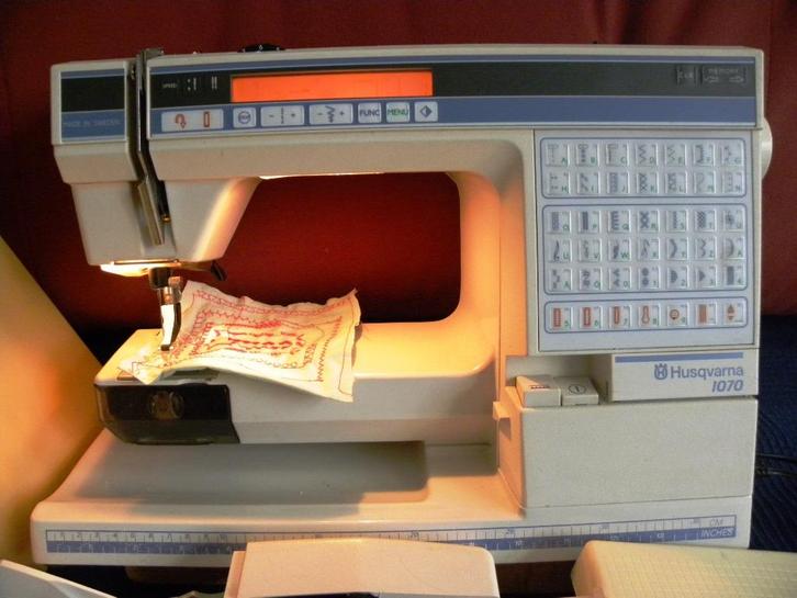 Degelijke en sterke Husqvarna 1070 computer naaimachine, Hobby en Vrije tijd, Naaimachines en Toebehoren, Zo goed als nieuw, Naaimachine