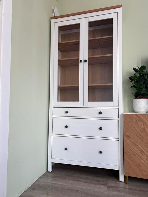 Wit Vitrinekast met 3 lades Ikea Hemnes/ display cabinet, Huis en Inrichting, Kasten | Vitrinekasten, Zo goed als nieuw, Minder dan 100 cm