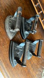 Strijkijzer met vintage houten of ijzeren handvat., Antiek en Kunst, Curiosa en Brocante, Ophalen of Verzenden