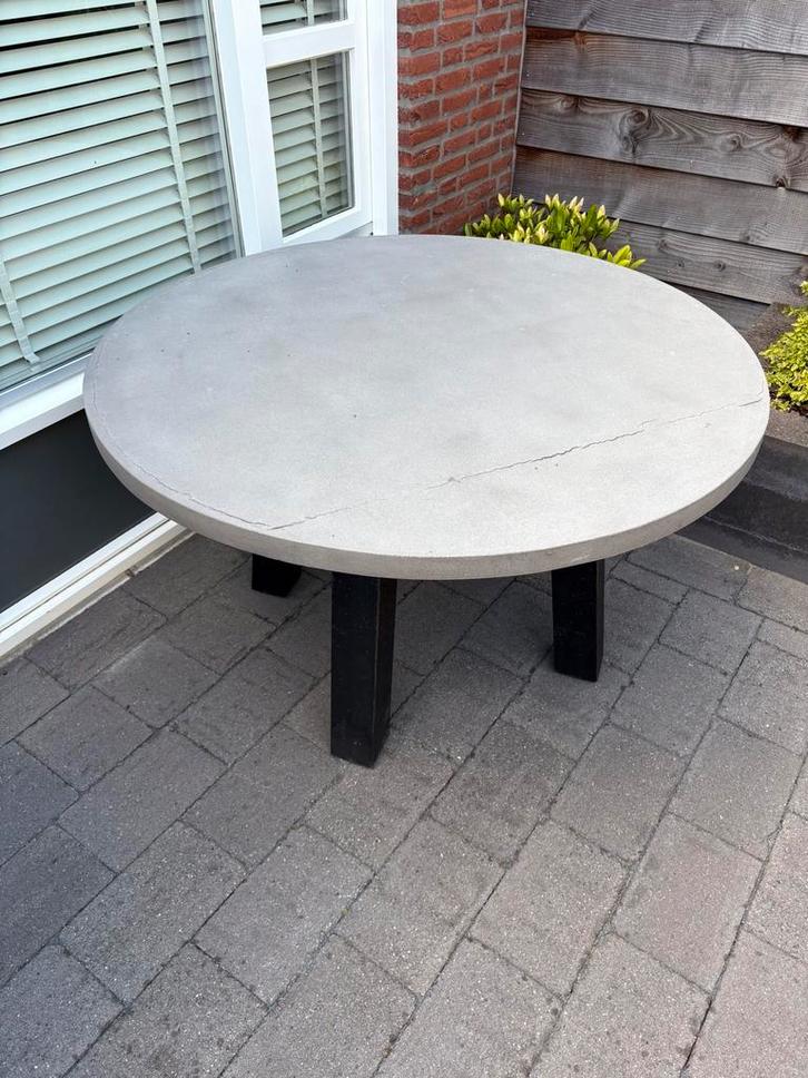 Betonlook buitentafel - Diameter 130 cm rond - hoogte 77 cm, Tuin en Terras, Tuintafels, Gebruikt, Rond, Overige materialen, Ophalen