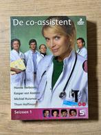 NIEUW | DVD De Co-Assistent Seizoen 1, Alle leeftijden, Ophalen of Verzenden, Nieuw in verpakking, Komedie