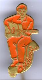 ADAMO zittend oranje op koper zanger speldje ( R_004 ), Verzamelen, Speldjes, Pins en Buttons, Verzenden, Zo goed als nieuw, Figuurtje