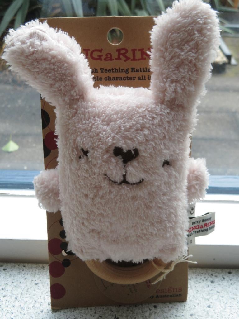 Rammelaar Betsy Bunny merk DINGaRING met houten bijtring, Ophalen of Verzenden, Nieuw, Rammelaar, Met geluid