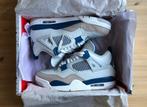 Jordan 4 Retro Military Blue (2024) EU43, Wit, Ophalen of Verzenden, Jordan, Sneakers of Gympen