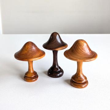3 vintage handgemaakte paddenstoelen van hout. beschikbaar voor biedingen