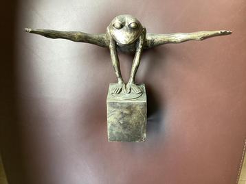 Grote bronzen kikker beschikbaar voor biedingen