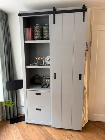 VT wonen “Barn Slide” kast – Beton grijs – € 400 beschikbaar voor biedingen