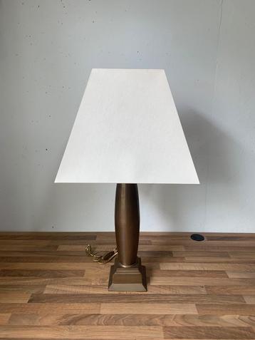 Klassieke tafellamp | bronzen voet met witte kap beschikbaar voor biedingen