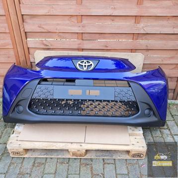 TOYOTA AYGO X 22-24R VOORBUMPER NIEUWE KLEUR 8Y8 beschikbaar voor biedingen