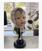 Korting Pop meisjes hoofd op standaard met antiek mutsje, Antiek en Kunst, Ophalen of Verzenden