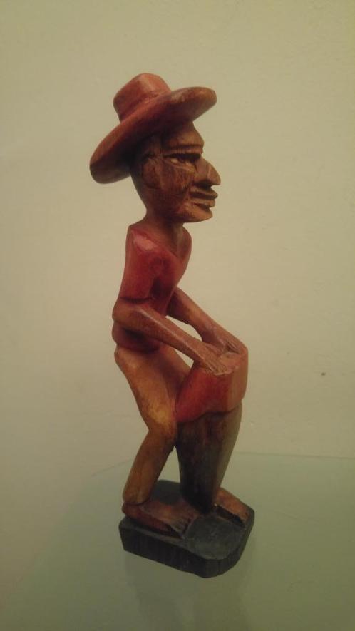 Muzikant met trommel, houten beeld uit Zuid Amerika,, Antiek en Kunst, Kunst | Niet-Westerse kunst, Ophalen of Verzenden