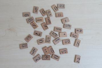 Vintage houten cijferblokjes om te leren rekenen beschikbaar voor biedingen