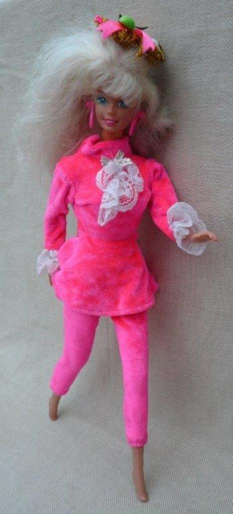 Nostalgische Barbie met fel roze outfit, Verzamelen, Poppen, Gebruikt, Pop, Ophalen of Verzenden