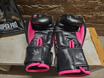 Super Pro Bokshandschoenen - Zwart/Roze beschikbaar voor biedingen