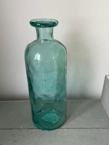 Groene glazen fles / vaas. Decoratieve fles, groen.    beschikbaar voor biedingen