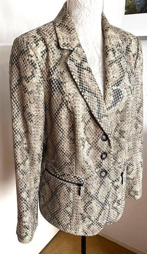 Bthree jasje maat 44 [DM], Kleding | Dames, Jasjes, Kostuums en Pakken, Beige, Maat 42/44 (L), Ophalen of Verzenden, Zo goed als nieuw