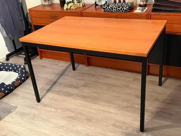 Tafel 120x80 cm, in nieuwstaat beschikbaar voor biedingen
