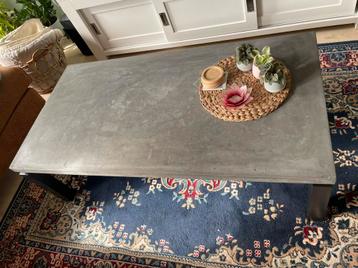 Salon tafel betonblad zwart frame beschikbaar voor biedingen
