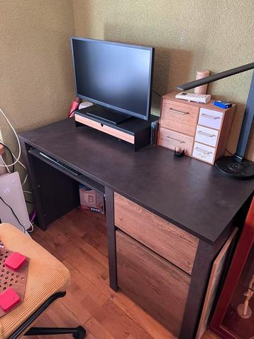 Leuk praktisch bureau zgan beschikbaar voor biedingen