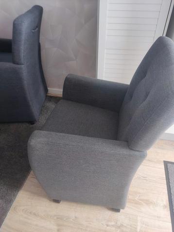 4 donker grijs stoelen op wieltjes  beschikbaar voor biedingen
