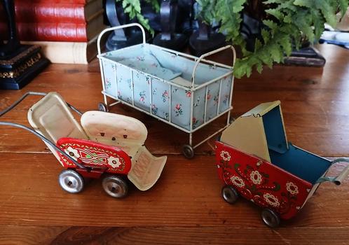 Antiek blik blikken poppenbedje kinderwagen poppenwagentje, Verzamelen, Speelgoed, Zo goed als nieuw, Ophalen of Verzenden