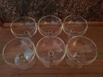 Zes kleine glaasjes op een voet, Verzamelen, Glas en Borrelglaasjes, Ophalen of Verzenden, Zo goed als nieuw, Overige typen