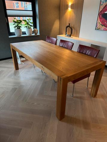 Massief eiken tafel (210x100x79) beschikbaar voor biedingen