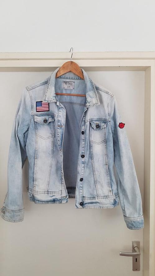 Stoere spijkerjas met applicaties 42/44, Kleding | Dames, Jassen | Zomer, Gedragen, Maat 42/44 (L), Blauw, Ophalen of Verzenden
