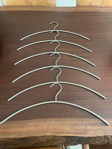 6 mat chromen garderobe/kledinghangers te koop beschikbaar voor biedingen