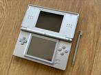 Nintendo DS Lite Zilver + Stylus & Oplader NETTE STAAT!!, Spelcomputers en Games, Games | Nintendo DS, Avontuur en Actie, 1 speler