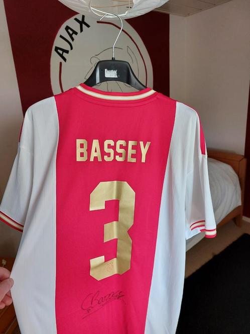 Origineel Ajax thuisshirt 2022 2023 gesigneerd door Bassey