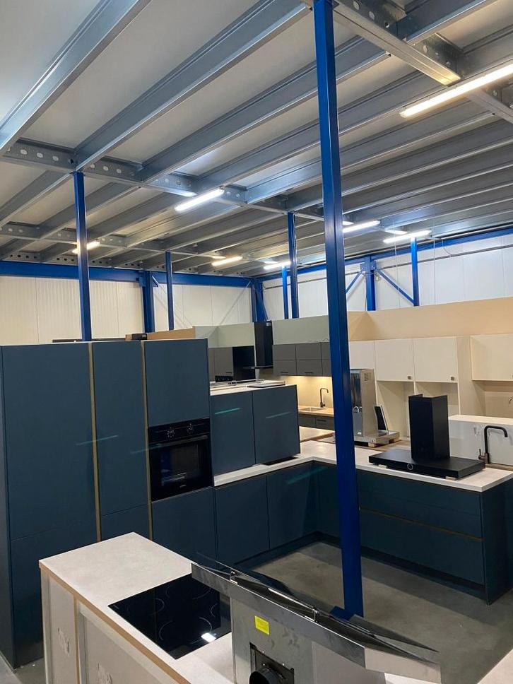 Complete showroom keuken met apparatuur – 2880, Huis en Inrichting, Keuken | Complete keukens, Nieuw, Hoekkeuken, Blauw, Greeploos