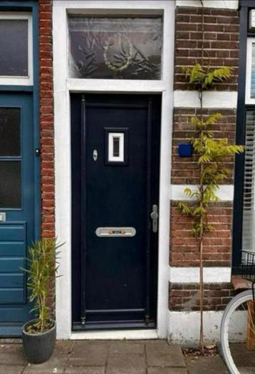 Zware houten voordeur. Authentiek 209x81 cm. Zsm ophalen beschikbaar voor biedingen