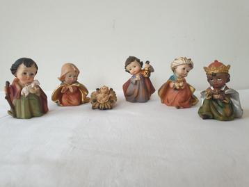 6 beeldjes uit kerstgroep. Materiaal Hars. beschikbaar voor biedingen