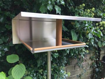 Uniek modern rvs vogelhuis, rvs-hardhout. Allerlaatste model beschikbaar voor biedingen