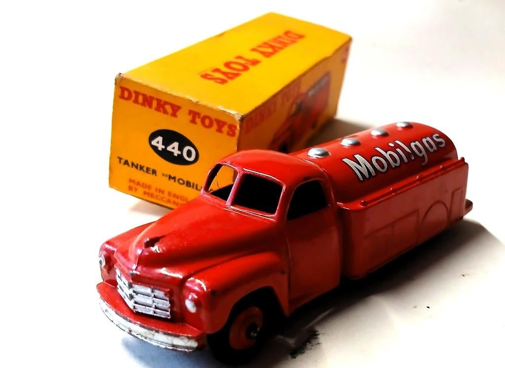 Dinky Toys 440 Studebaker ,,Mobilgas" tankwagen, Ophalen of Verzenden, Zo goed als nieuw, Bus of Vrachtwagen, Dinky Toys