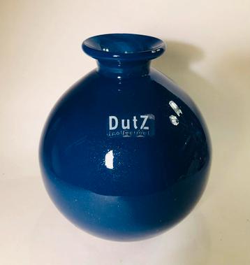 DutZ bolvaasje van blauw glas beschikbaar voor biedingen