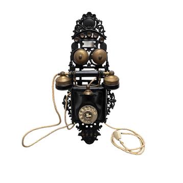 Oude gietijzeren wandtelefoon met draaischijf, begin 1900 beschikbaar voor biedingen