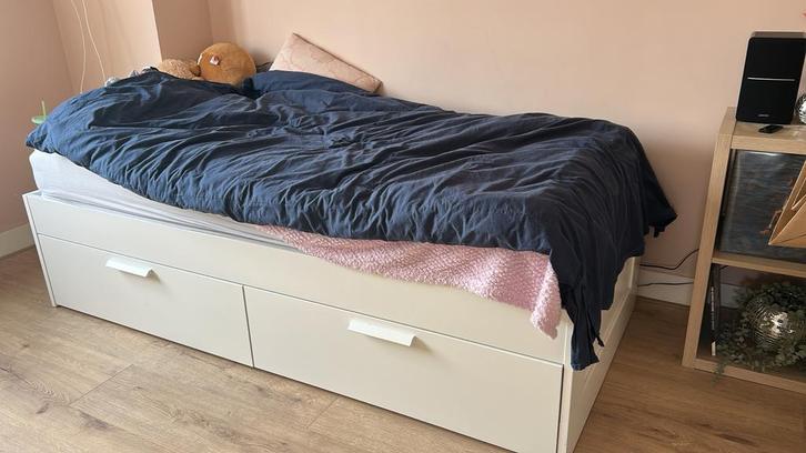 Brimnes IKEA bed met matras te koop, Huis en Inrichting, Slaapkamer | Bedden, Zo goed als nieuw, Eenpersoons, 90 cm, 200 cm, Hout