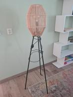 Mooie vloerlamp (industrieel, riet), Huis en Inrichting, Lampen | Vloerlampen, Ophalen, Gebruikt