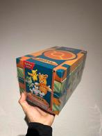 Paldea Adventure Chest, Hobby en Vrije tijd, Verzamelkaartspellen | Pokémon, Ophalen of Verzenden, Nieuw, Losse kaart, Foil