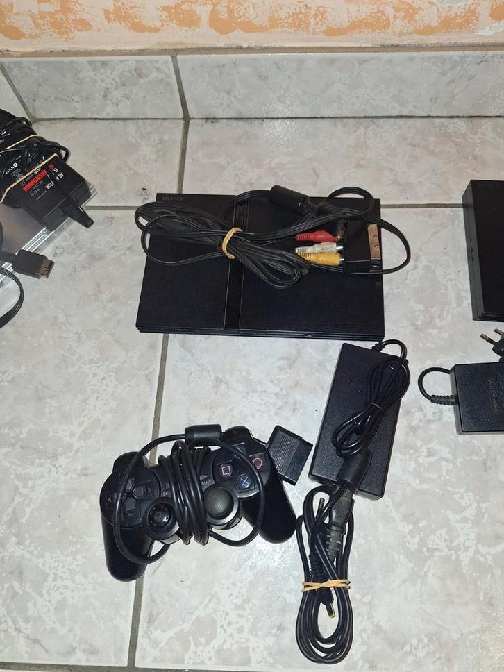 Ps2 playstation 2 slim met 1 controller en alle kabels, Spelcomputers en Games, Games | Sony PlayStation 2, Zo goed als nieuw