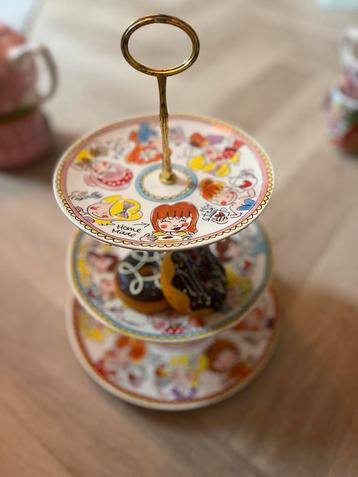 Etagère Blond Amsterdam met nep Donuts beschikbaar voor biedingen